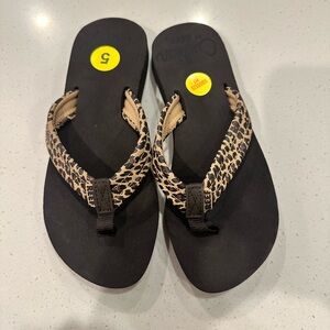 Cushion Reef Leopard Sandal Flip Flips girls size 5